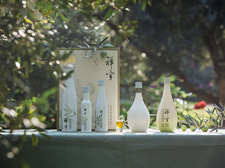 祥宇特級(jí)初榨橄欖油，純手工采摘、精選優(yōu)質(zhì)油橄欖鮮果，用意大利貝亞雷斯全自動(dòng)設(shè)備物理冷榨工藝，在鮮果采摘后8小時(shí)內(nèi)限時(shí)鮮榨而成。