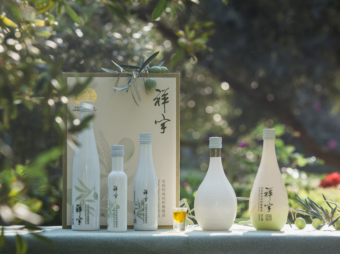 知源頭更放心甘肅隴南國(guó)際油橄欖協(xié)會(huì)IOC認(rèn)定中國(guó)油橄欖一我，是一瓶橄欖油，人們賦..
